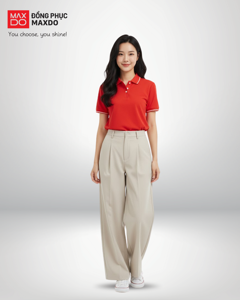 Áo thun cổ polo màu đỏ phối cùng quần tây ống suông màu be nhạt.