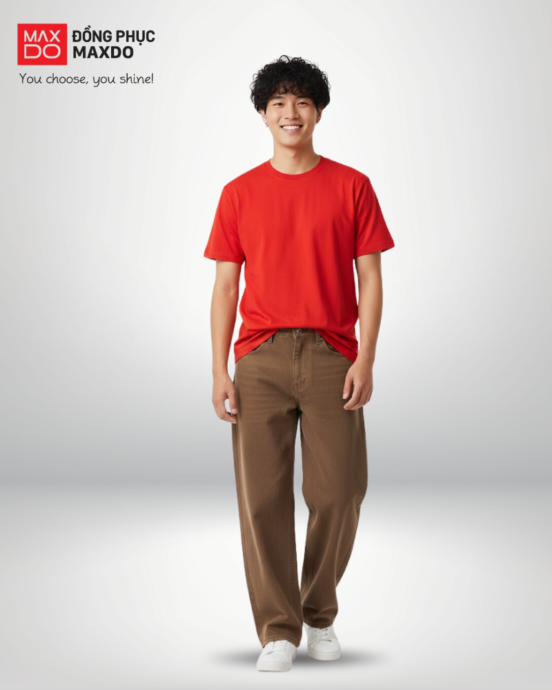 Áo thun đỏ cổ tròn phối cùng quần kaki màu nâu.