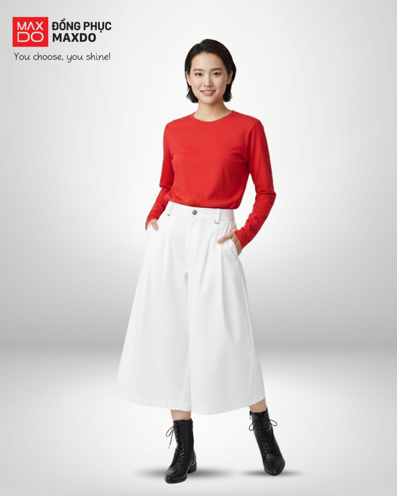 Áo thun màu đỏ tay dài phối cùng quần culottes màu trắng.