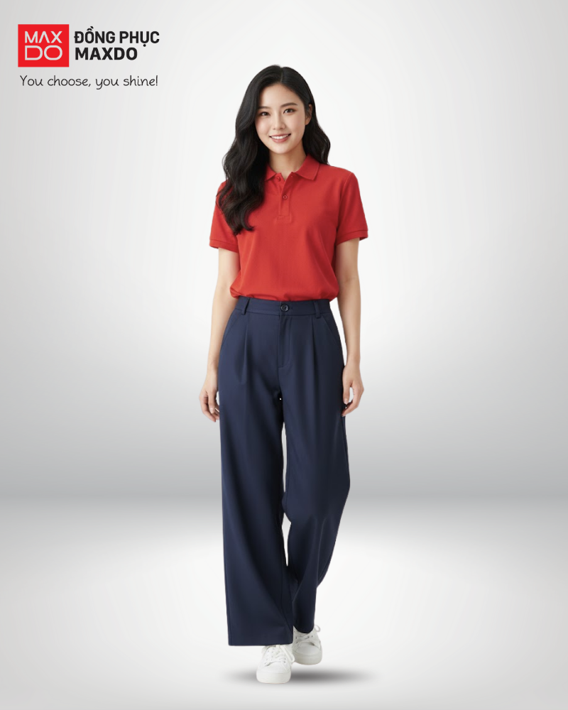 Áo thun đỏ cổ polo phối cùng quần tây màu xanh navy.