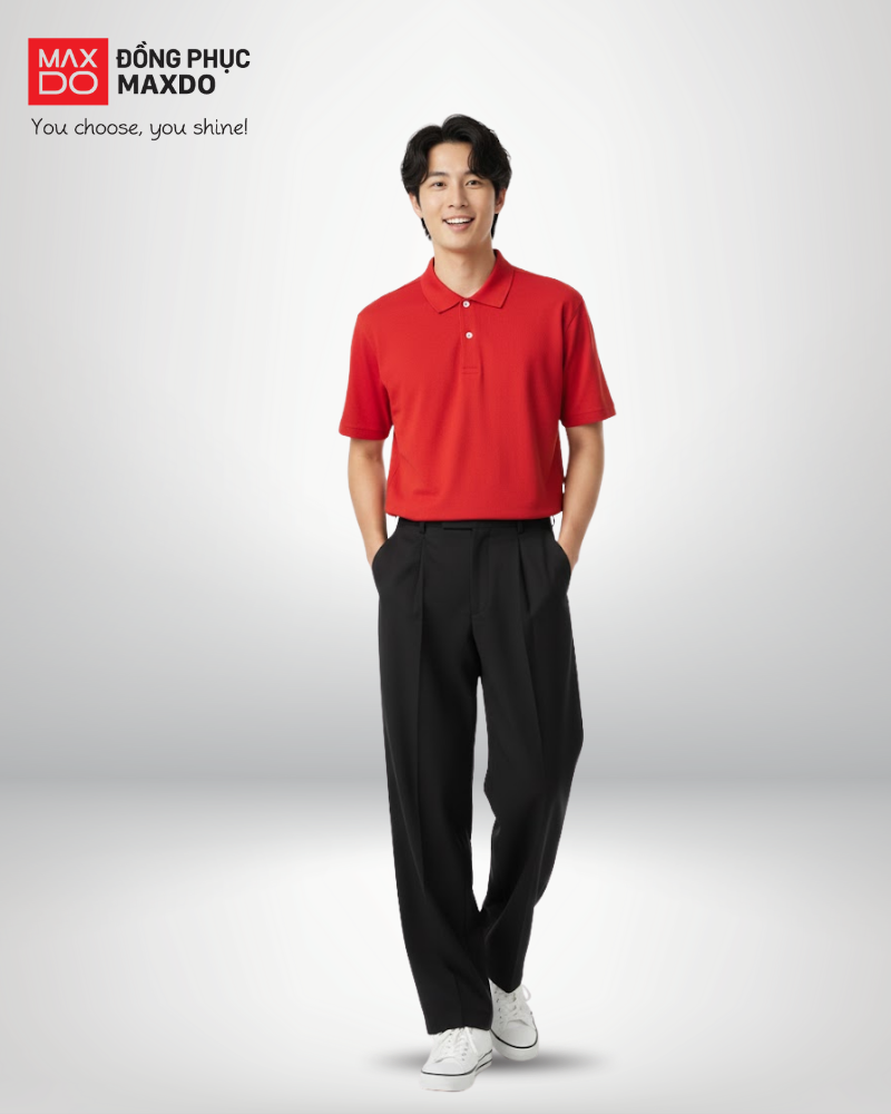 Áo thun đỏ cổ polo phối cùng quần tây màu đen.