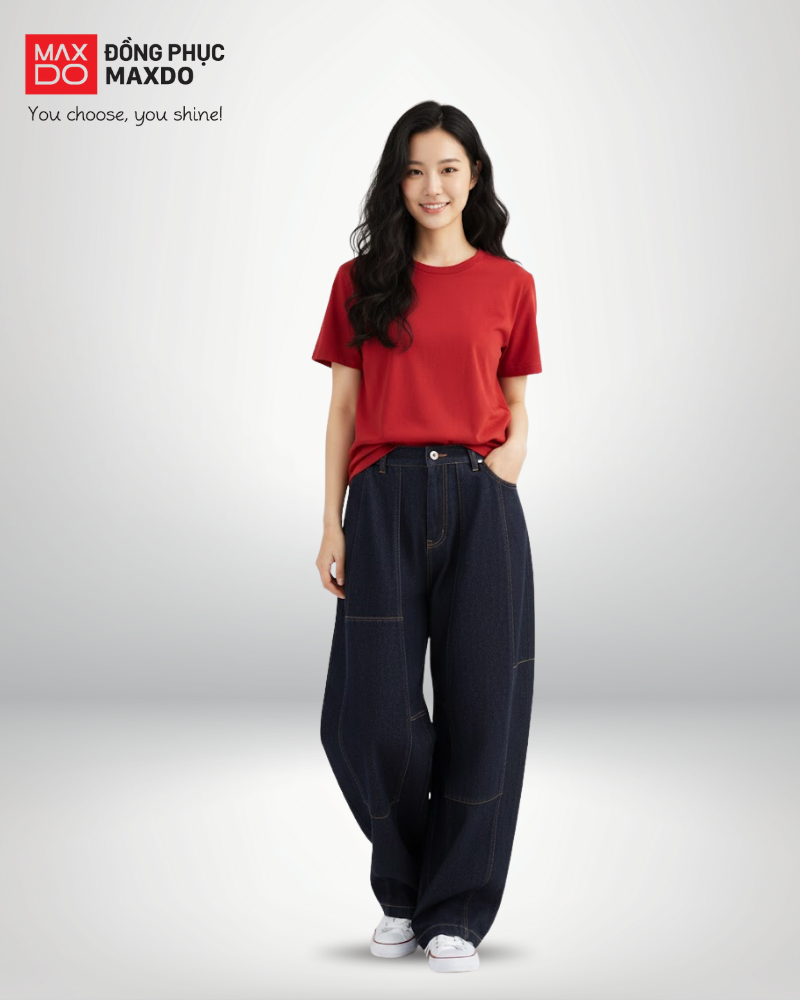 Áo thun đỏ cổ tròn phối cùng quần jeans màu xanh navy.