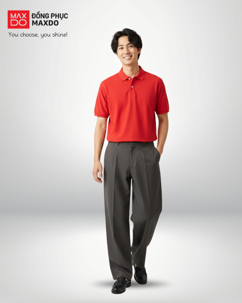 Áo thun đỏ cổ polo phối cùng quần tây màu xám đậm.