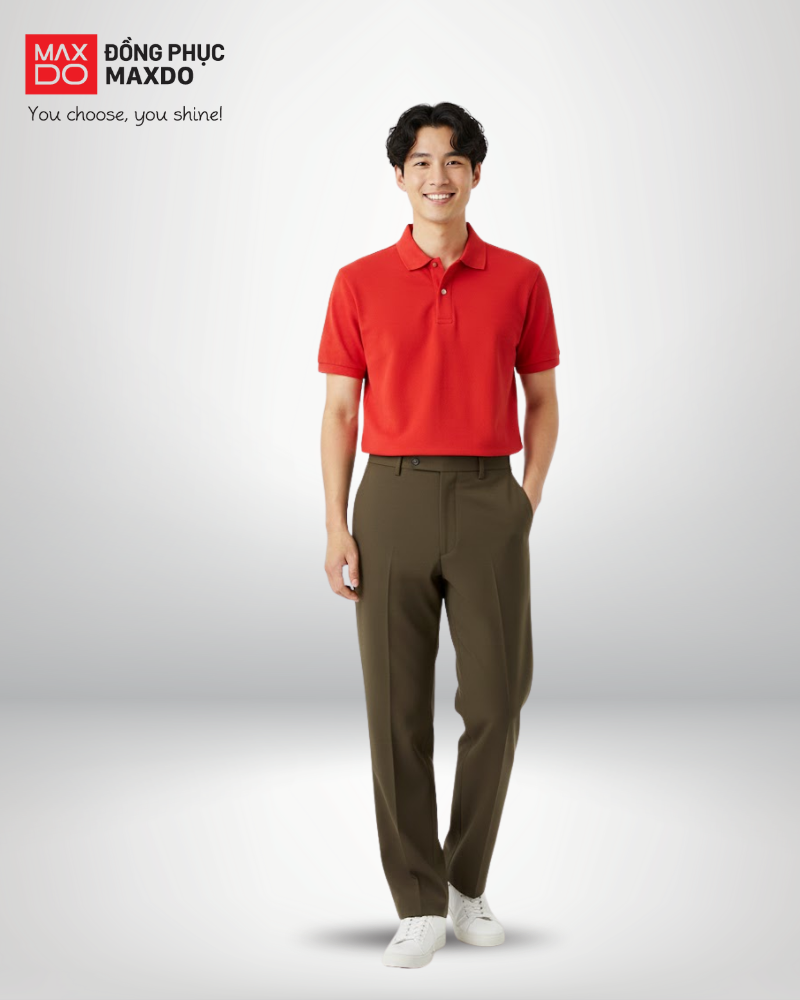 Áo thun đỏ cổ polo phối cùng quần tây màu nâu.