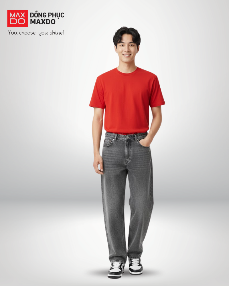 Áo thun đỏ cổ tròn phối cùng quần jeans màu xám khói.