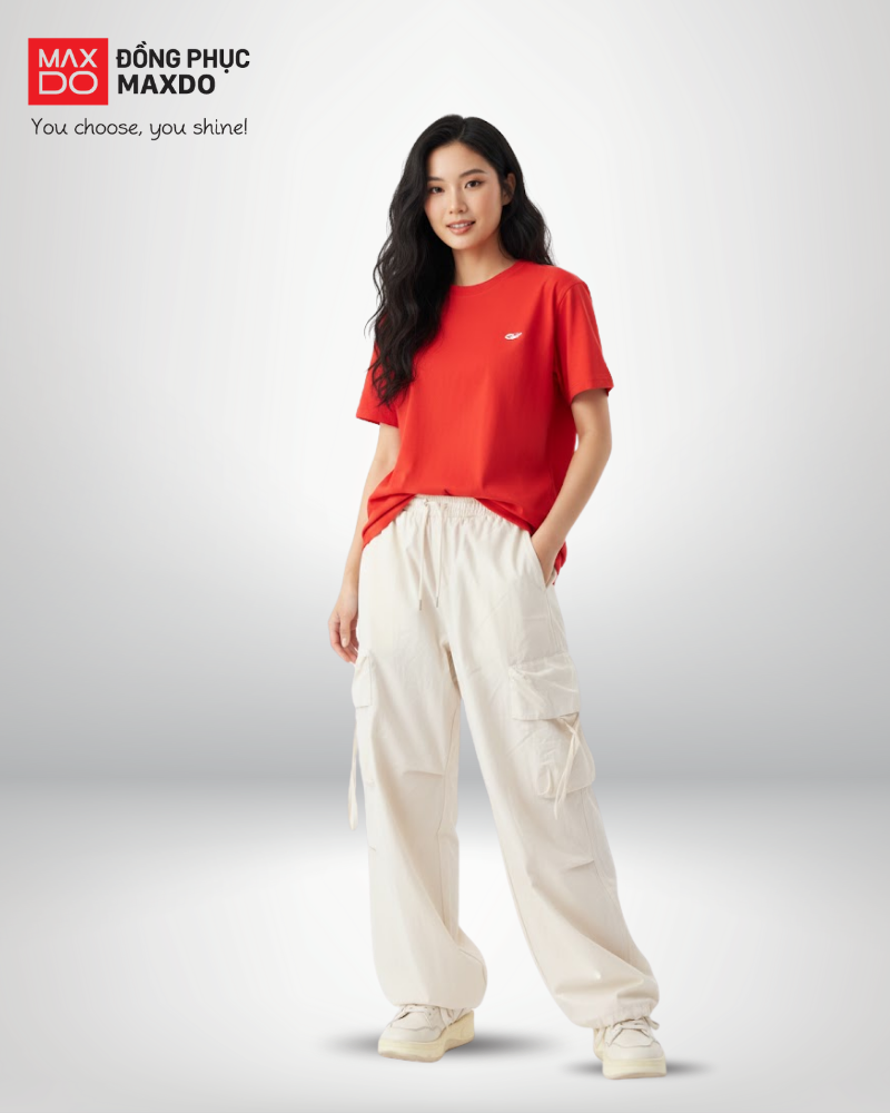 Áo thun màu đỏ phối cùng quần cargo màu be vàng.