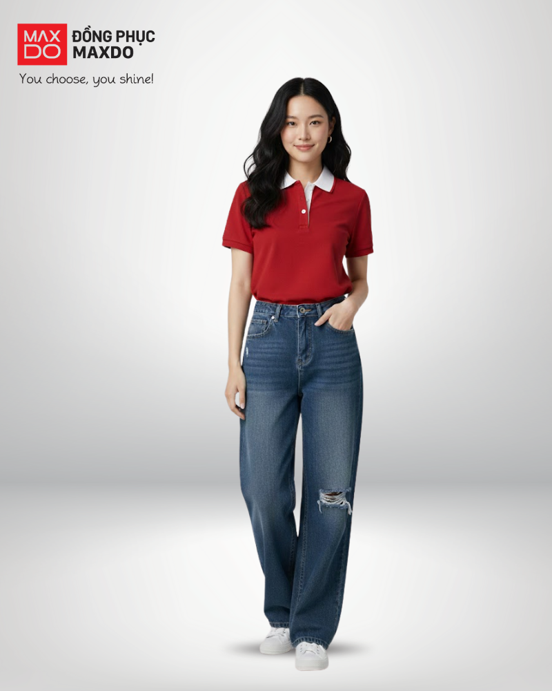 Áo thun đỏ cổ polo phối cùng quần jeans xanh đậm.