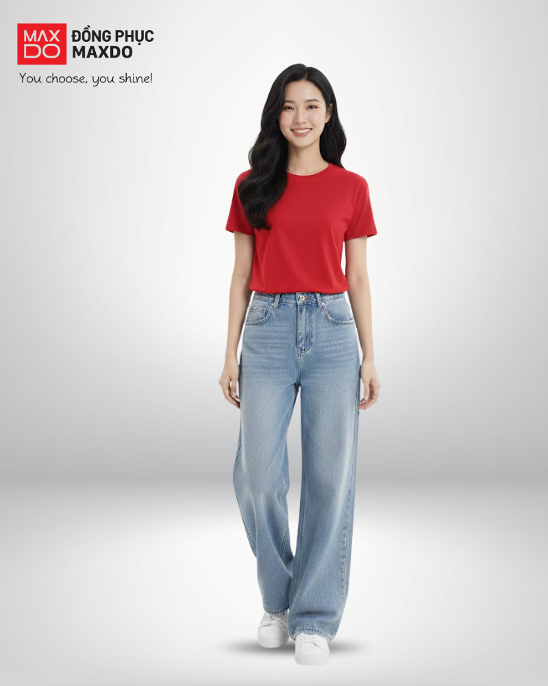 Áo thun đỏ cổ tròn phối cùng quần jeans xanh nhạt.