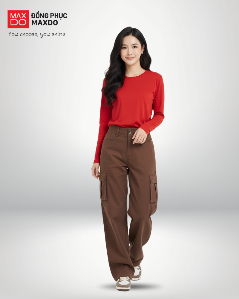 Áo thun đỏ tay dài phối cùng quần cargo màu nâu chocolate.