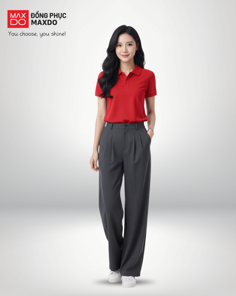 Áo thun đỏ cổ polo phối cùng quần tây ống suông màu xám đậm.