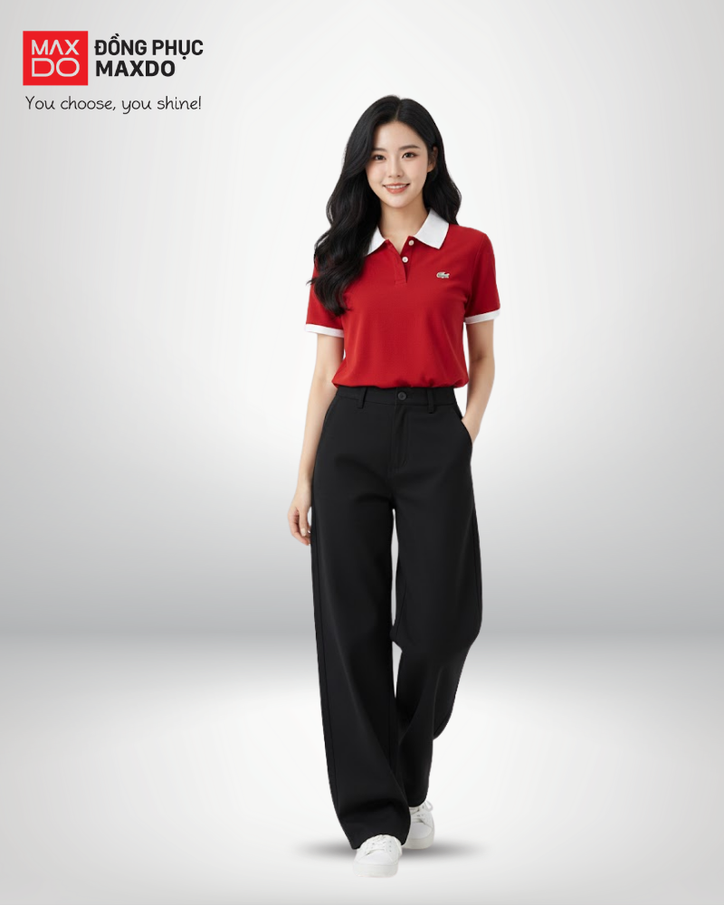 Áo thun đỏ cổ polo phối cùng quần tây ống suông màu đen.