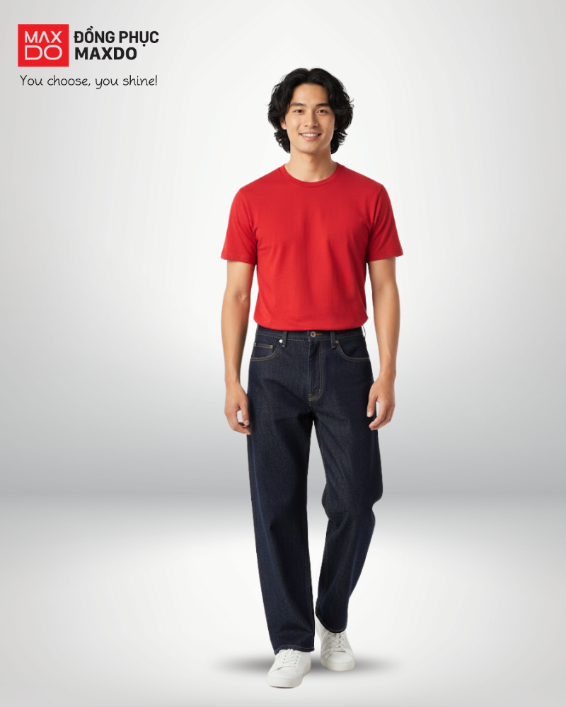 Áo thun đỏ cổ tròn phối cùng quần jeans màu xanh navy.