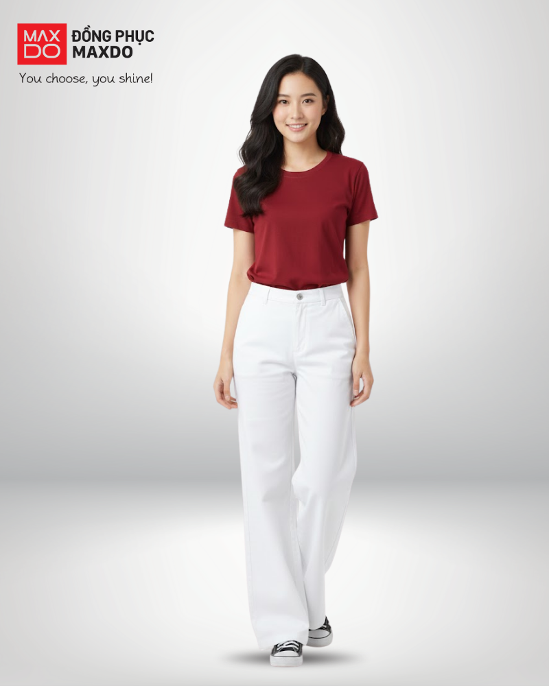 Áo thun màu đỏ rượu vang phối cùng quần kaki màu trắng.