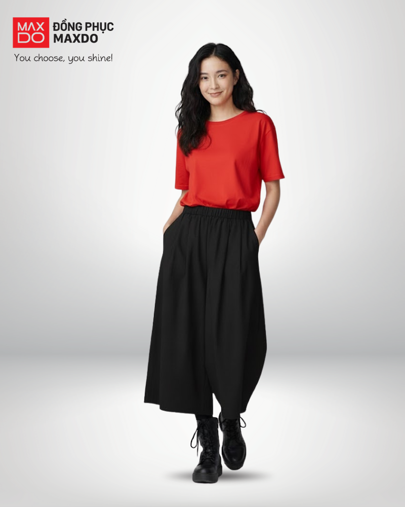 Áo thun đỏ cổ tròn phối cùng quần culottes màu đen.