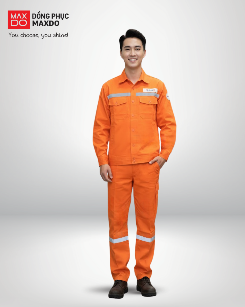 Mẫu quần áo bảo hộ ngành điện lực có thiết kế dải phản quang và túi hộp nhỏ
