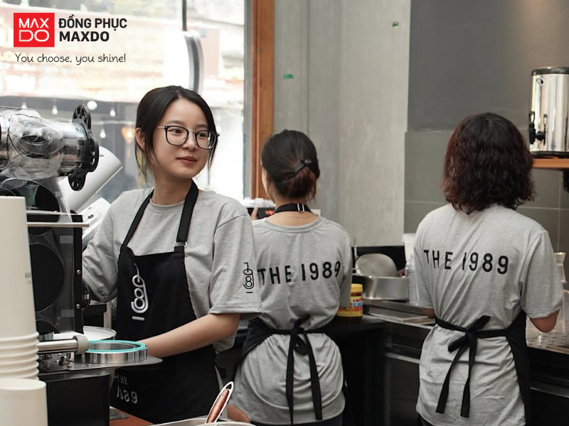 Đồng phục tạp dề pha chế giúp bảo vệ quần áo của nhân viên và tạo nên hình ảnh đồng nhất cho quán (nguồn: The 1989)