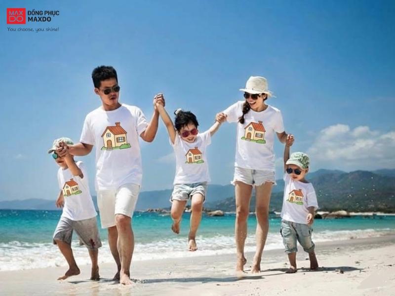 Mẫu áo thun đồng phục gia đình đi biển với hình ảnh ngộ nghĩnh.