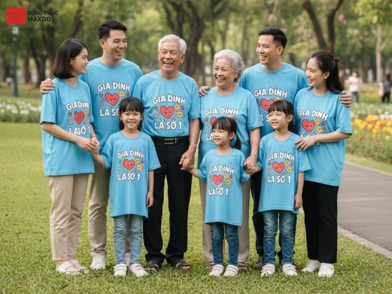 Mẫu áo thun cổ tròn màu xanh với dòng chữ “Gia đình là số 1”.