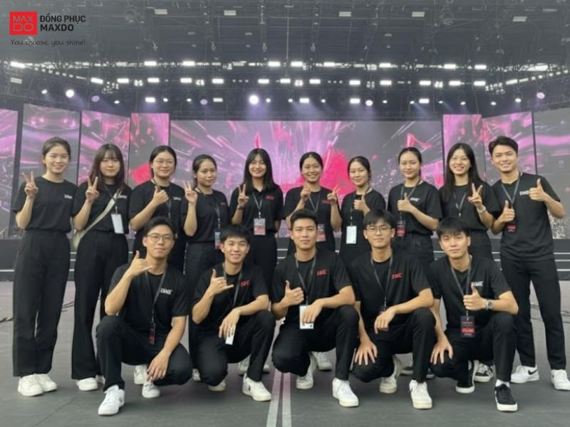 Mẫu áo thun cổ tròn giúp tôn lên vẻ đẹp trẻ trung năng động của người mặc.