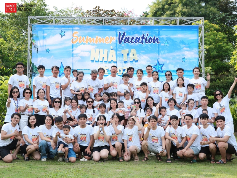 Mẫu áo thun cổ tròn màu trắng, hình ảnh vui nhộn cho cả gia đình. 