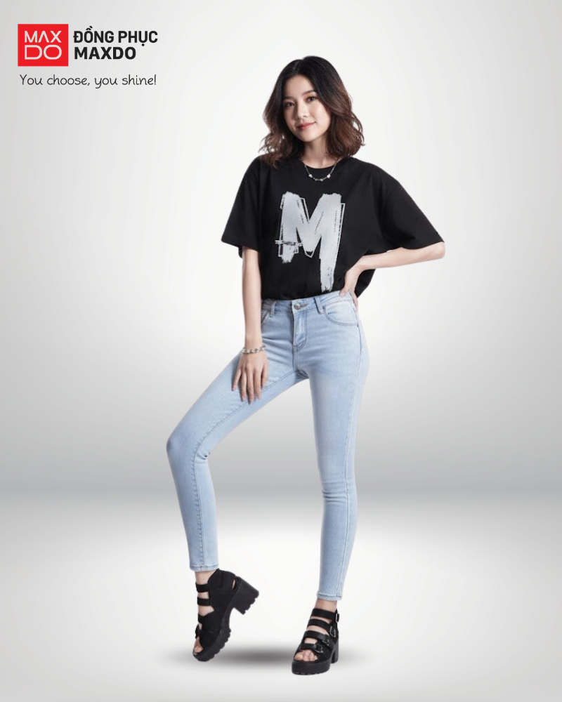 Áo thun rộng phối với quần skinny jeans cho nữ.