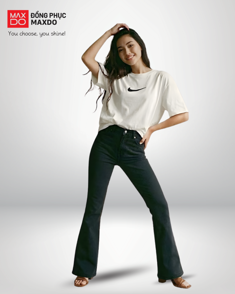 Áo thun rộng phối với quần jeans ống loe màu đen.