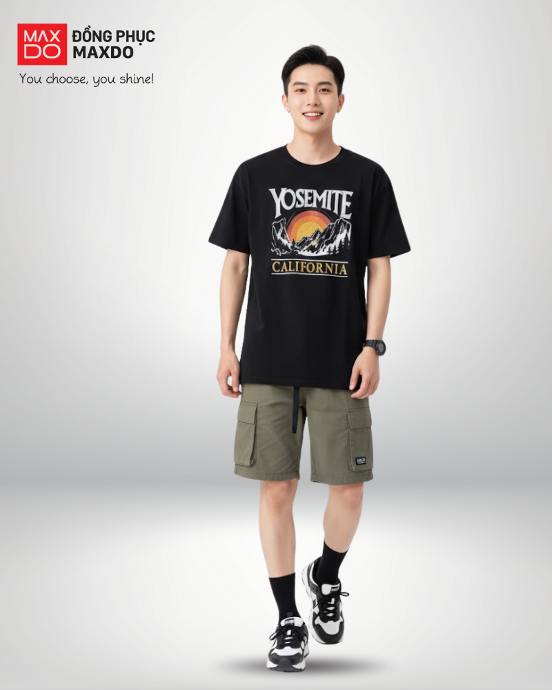 Áo thun rộng phối với quần short kaki theo phong cách thả áo tự nhiên.