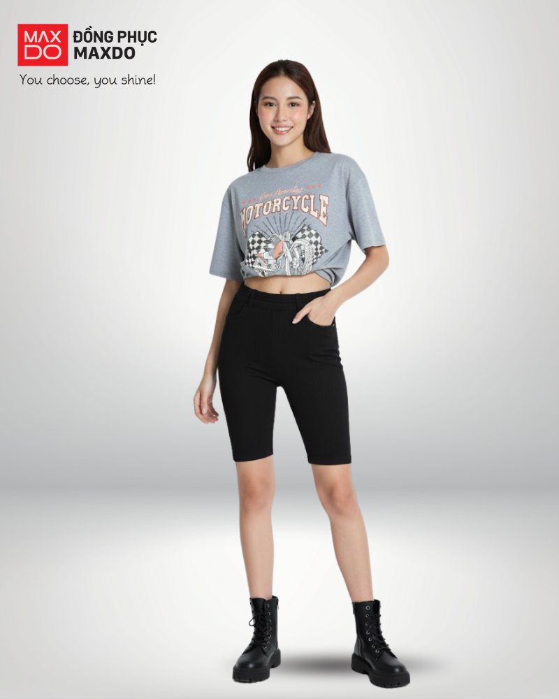 Áo thun rộng phối với quần biker.