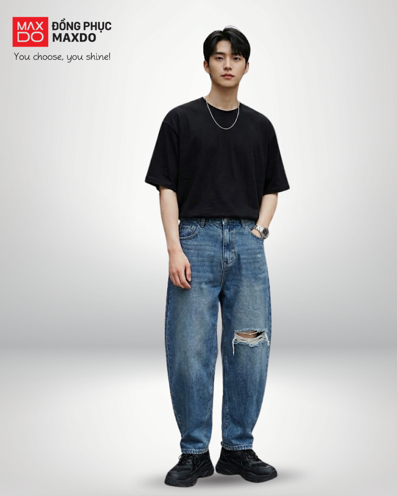 Áo thun rộng phối với quần jeans baggy cho nam.