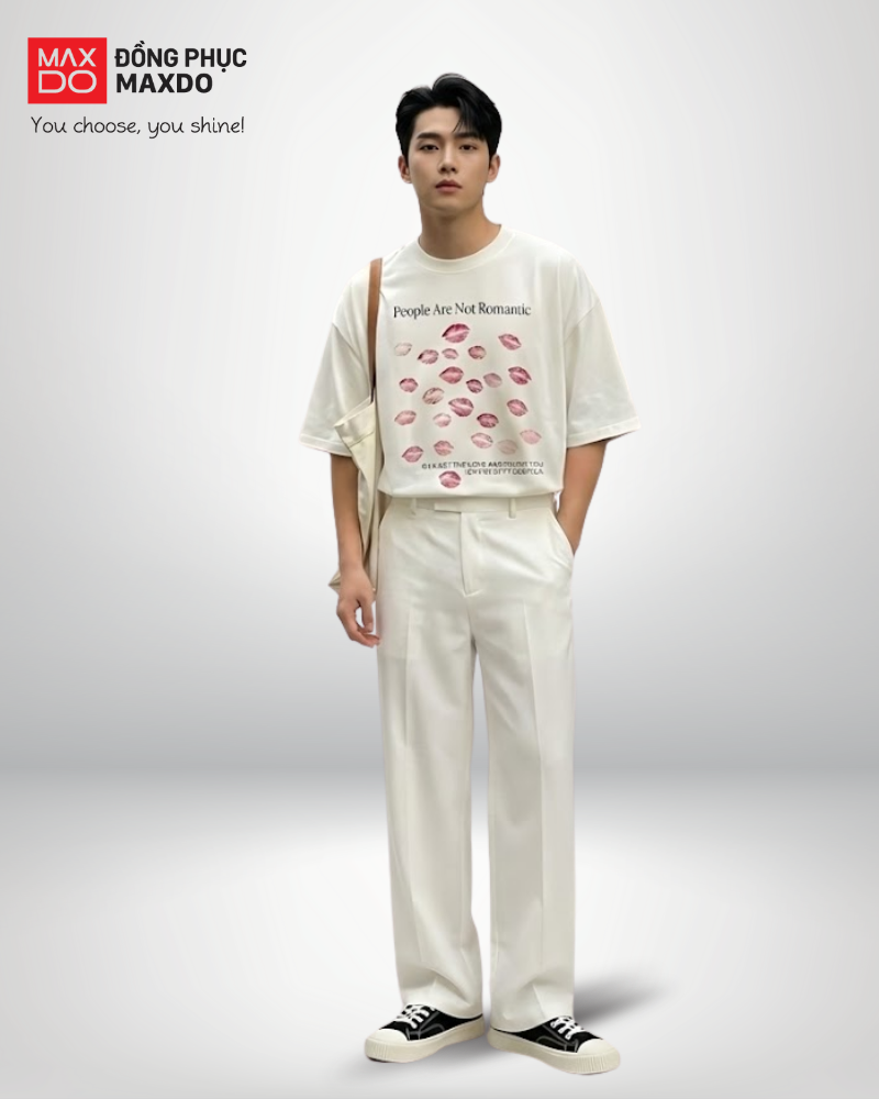 Áo thun rộng phối với quần tây ống suông cho nam.