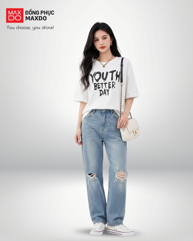 Áo thun rộng phối với quần jeans baggy cho nữ.
