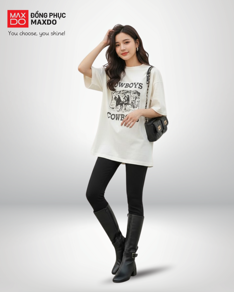 Áo thun rộng phối với quần legging với giày boot cổ cao.