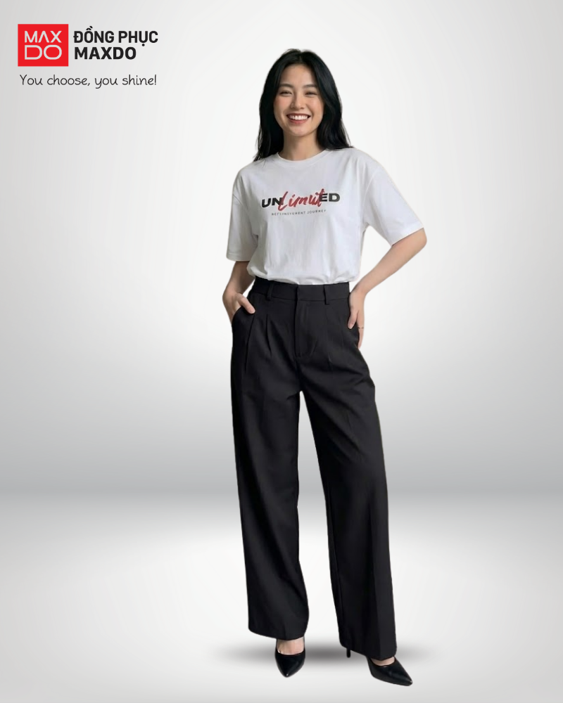 Áo thun rộng phối với quần tây ống suông cho nữ.