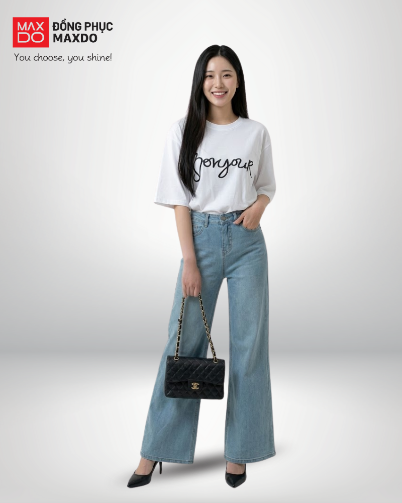 Áo thun rộng phối với quần jeans ống loe màu xanh.