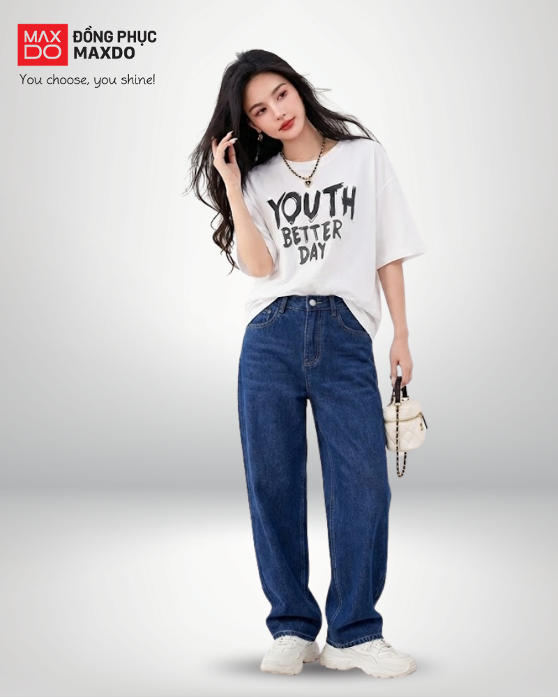 Áo thun rộng phối với quần jeans ống suông theo kiểu sơ vin vạt áo trước.