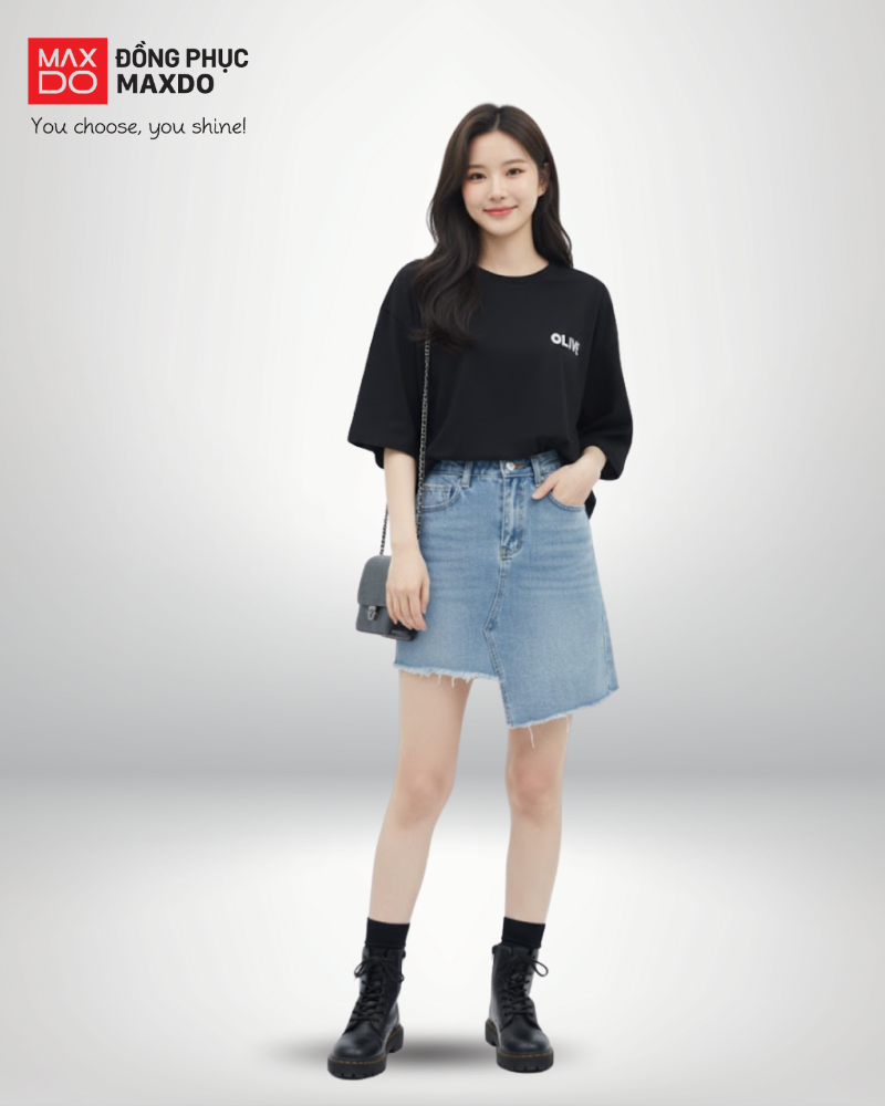 Áo thun form rộng phối với chân váy jeans dáng ngắn.