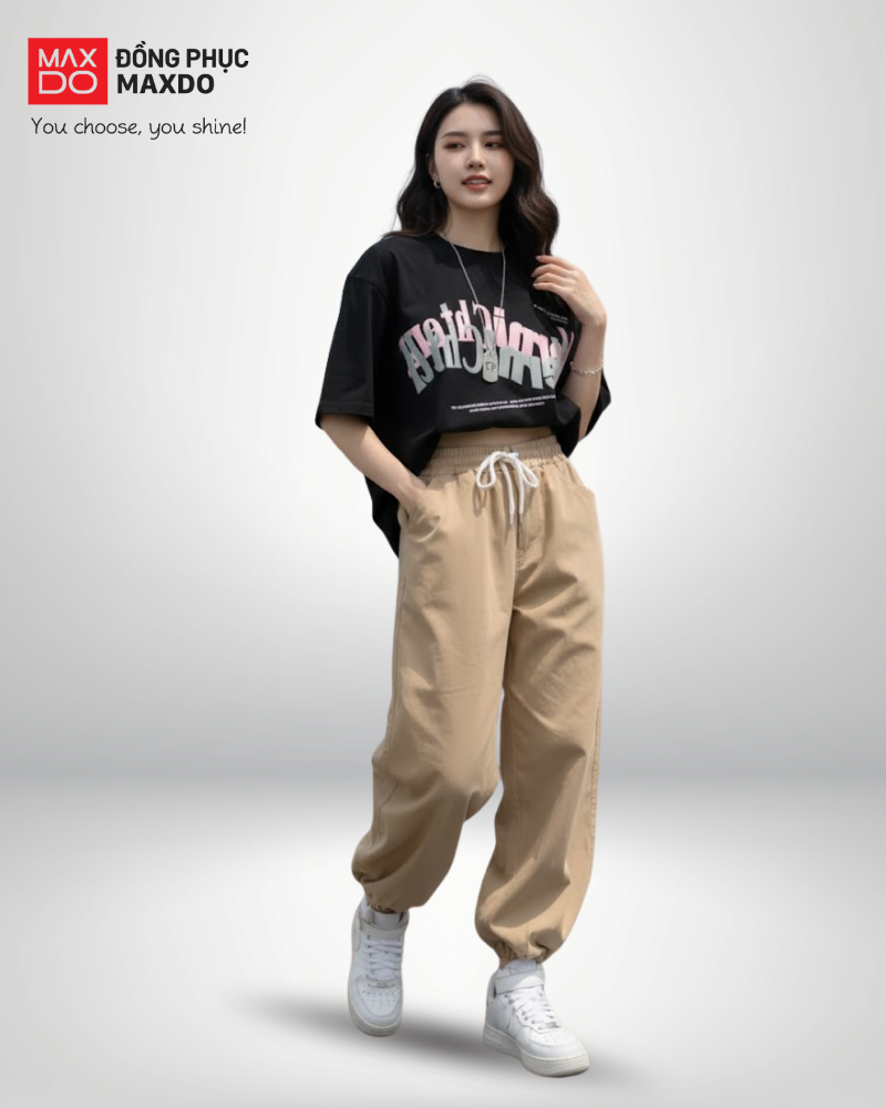Áo thun form rộng kết hợp với quần jogger cho nữ.