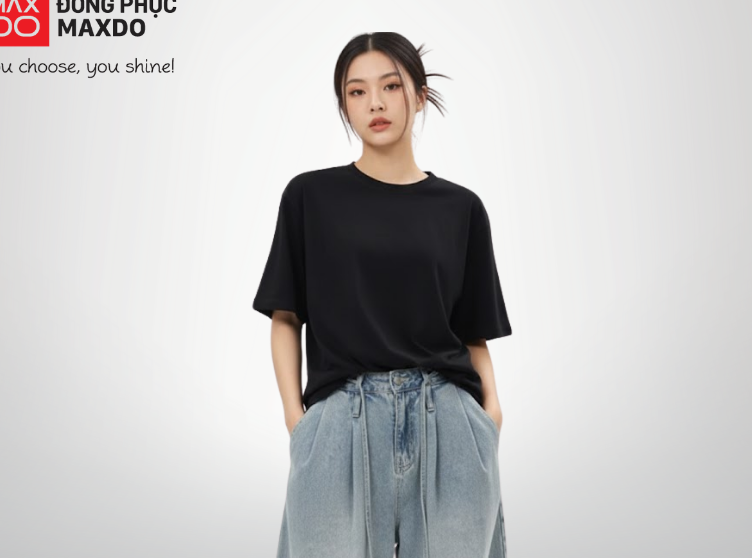 Áo thun form rộng phối với quần jeans ống rộng cho nữ.