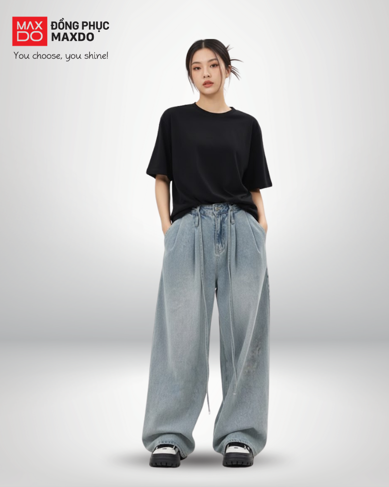 Áo thun form rộng phối với quần jeans ống rộng cho nữ.