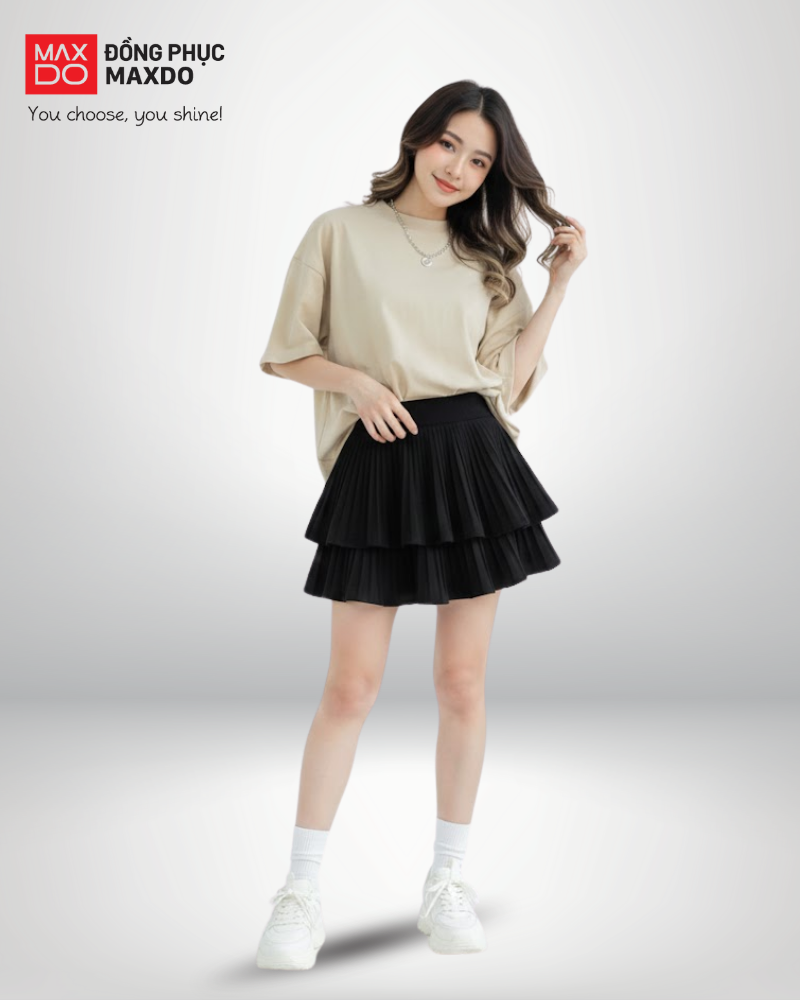 Áo thun form rộng phối với chân váy xòe xếp ly.