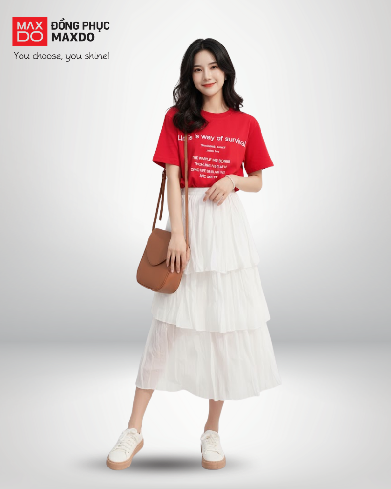 Áo thun form rộng phối với chân váy tutu xếp tầng.