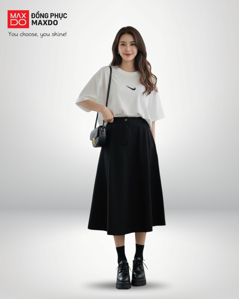 Áo thun form rộng phối với chân váy midi có sơ vin vạt áo trước.