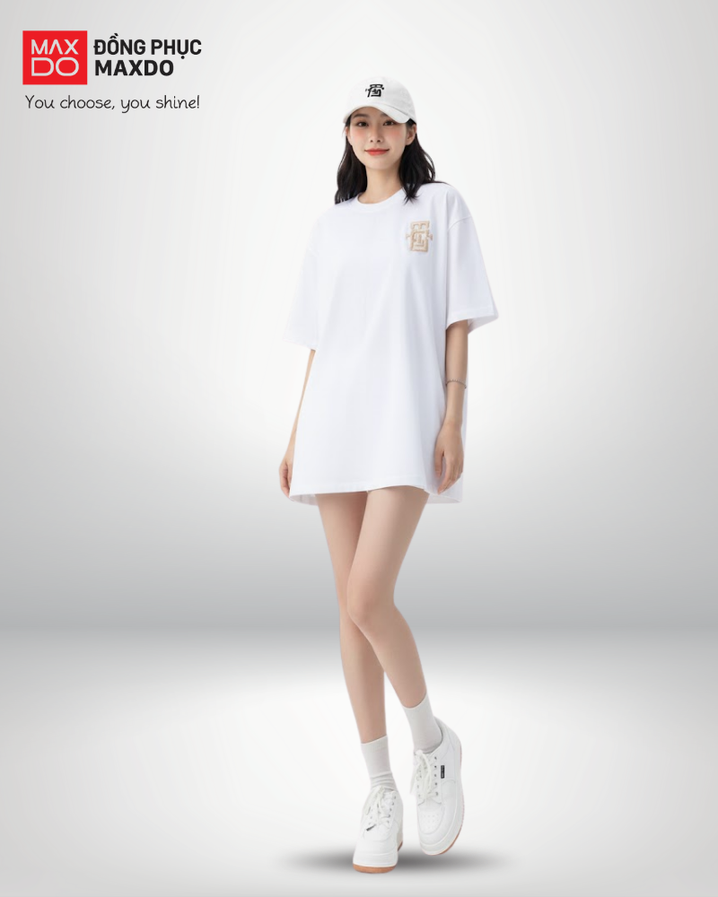 Áo thun form rộng phối với quần short theo phong cách giấu quần.