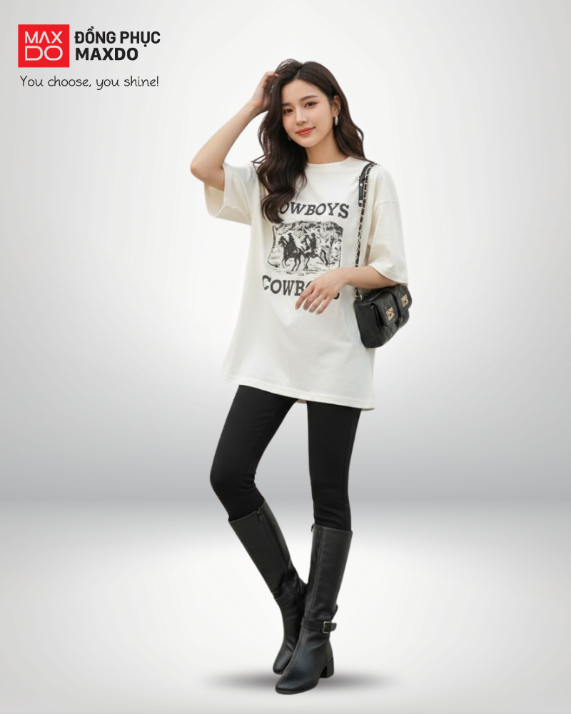 Áo thun form rộng phối với quần legging và boot cổ cao.