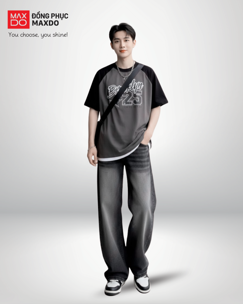 Áo thun form rộng phối với quần jeans ống rộng cho nam.