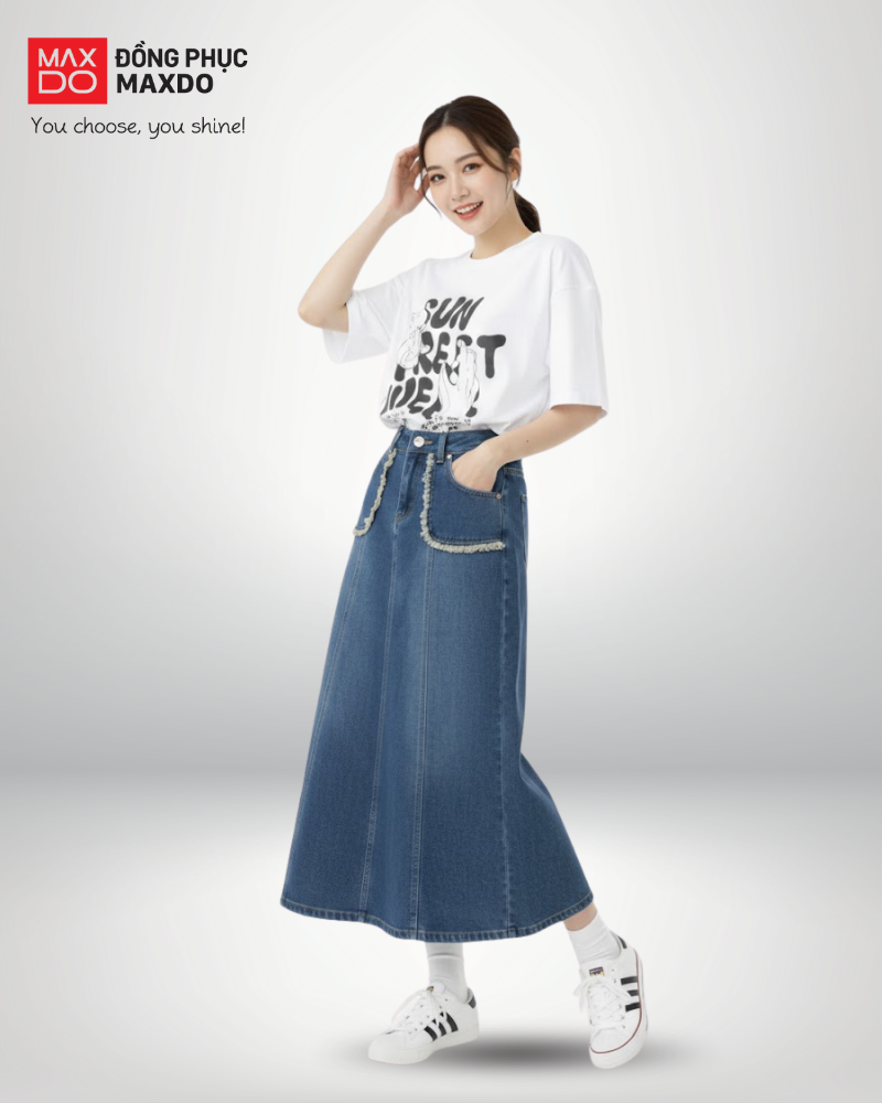 Áo thun form rộng phối với chân váy jeans dáng dài.