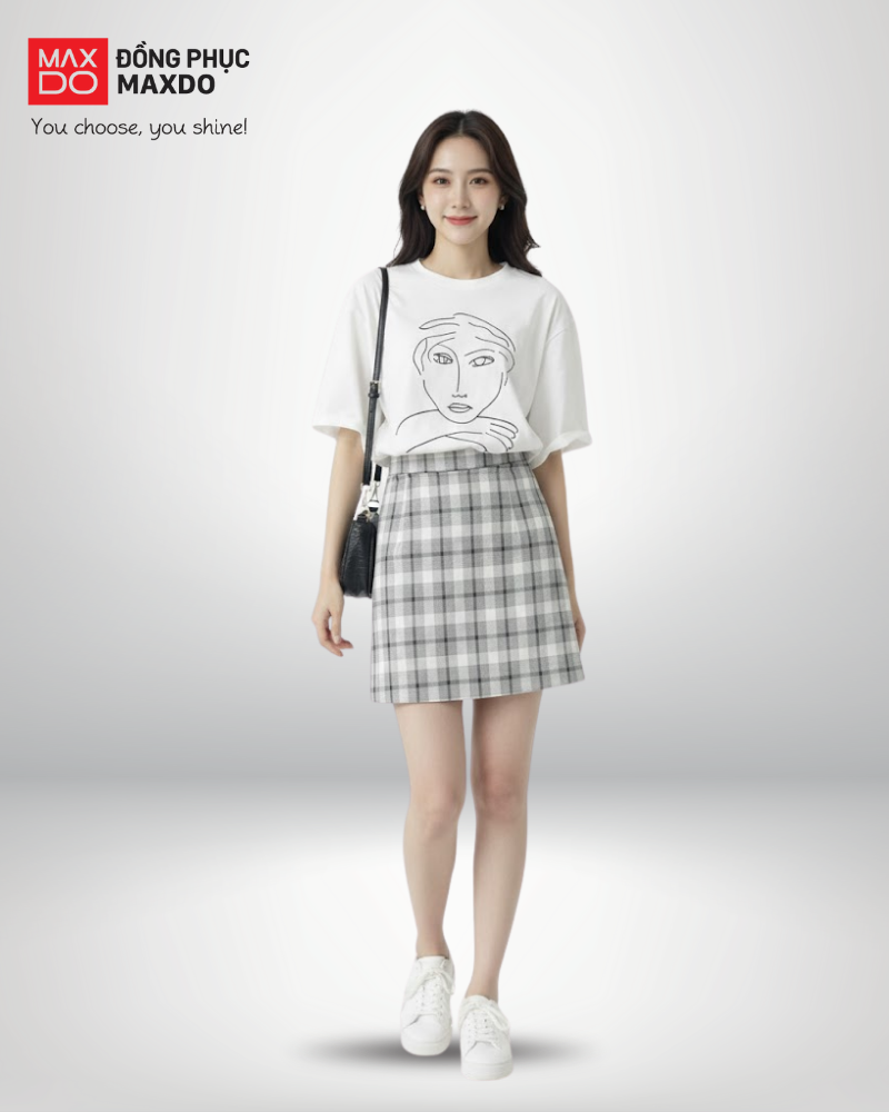 Áo thun form rộng phối với chân váy chữ A ngắn kẻ caro.