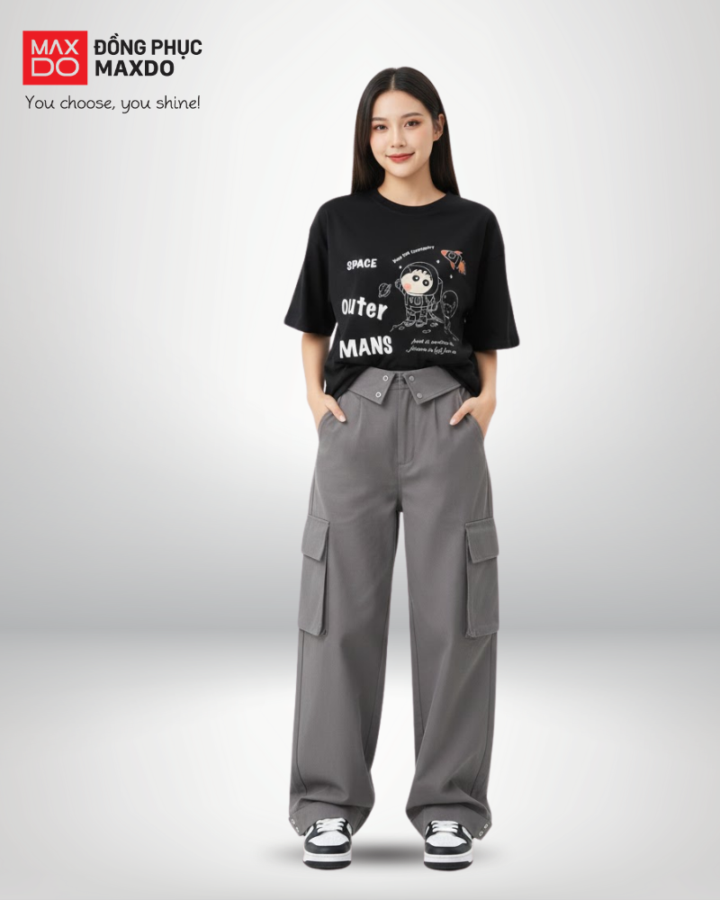 Áo thun form rộng phối với quần cargo cho nữ.