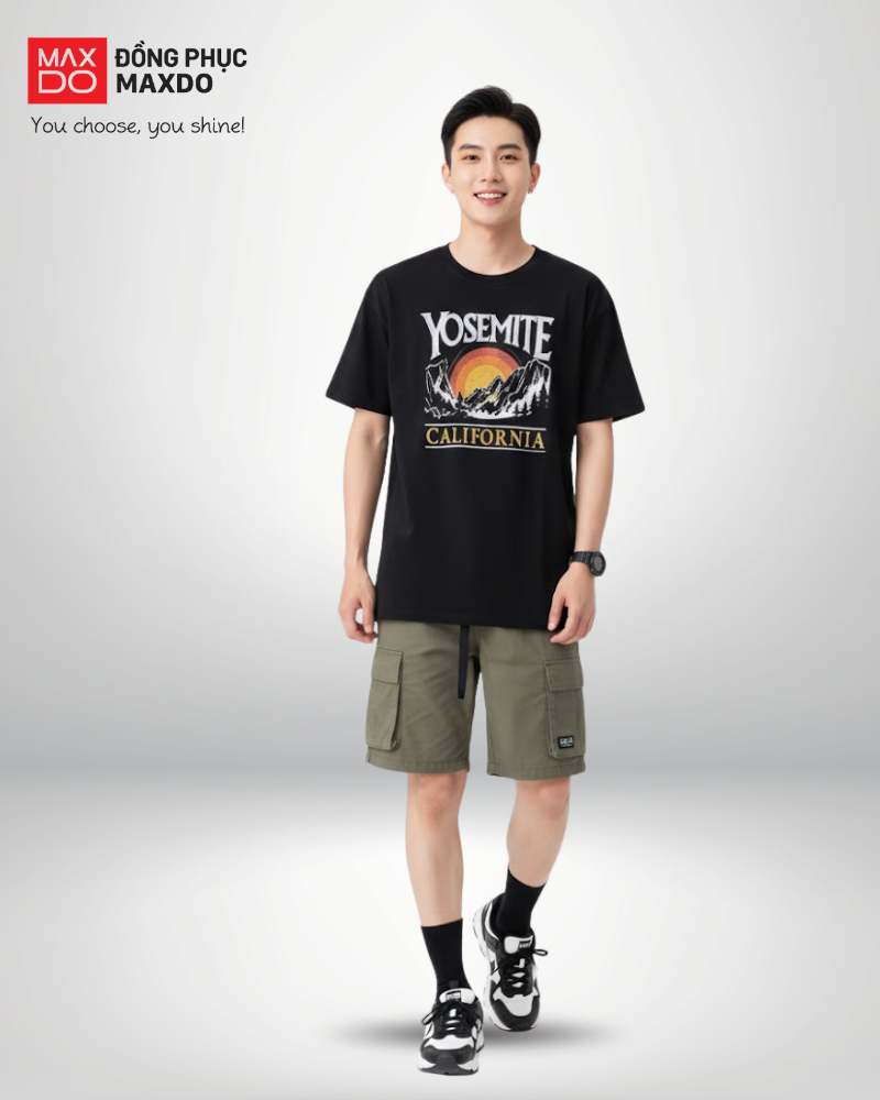 Áo thun form rộng phối với quần short cho nam.