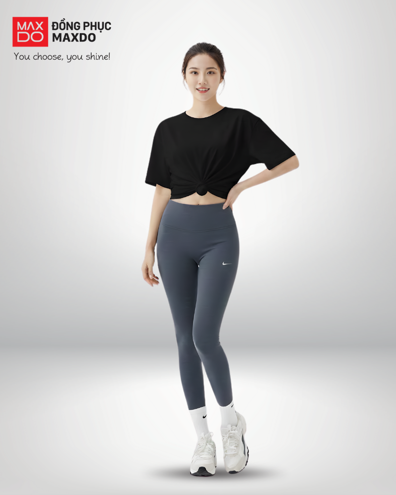Áo thun form rộng phối với quần legging và giày sneaker.